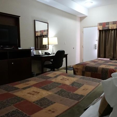מלון Ramada By Wyndham Weyburn מראה חיצוני תמונה
