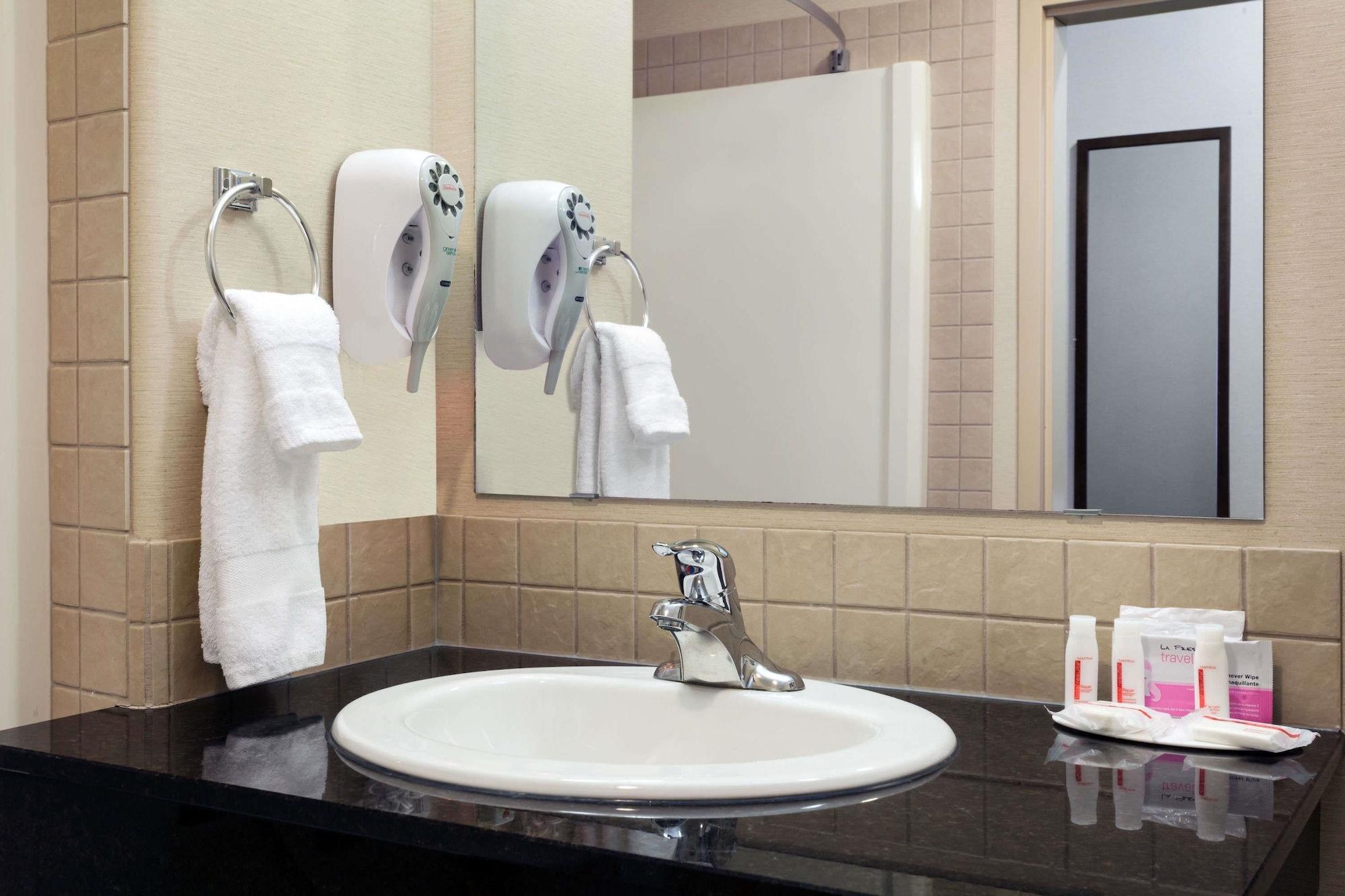 מלון Ramada By Wyndham Weyburn מראה חיצוני תמונה