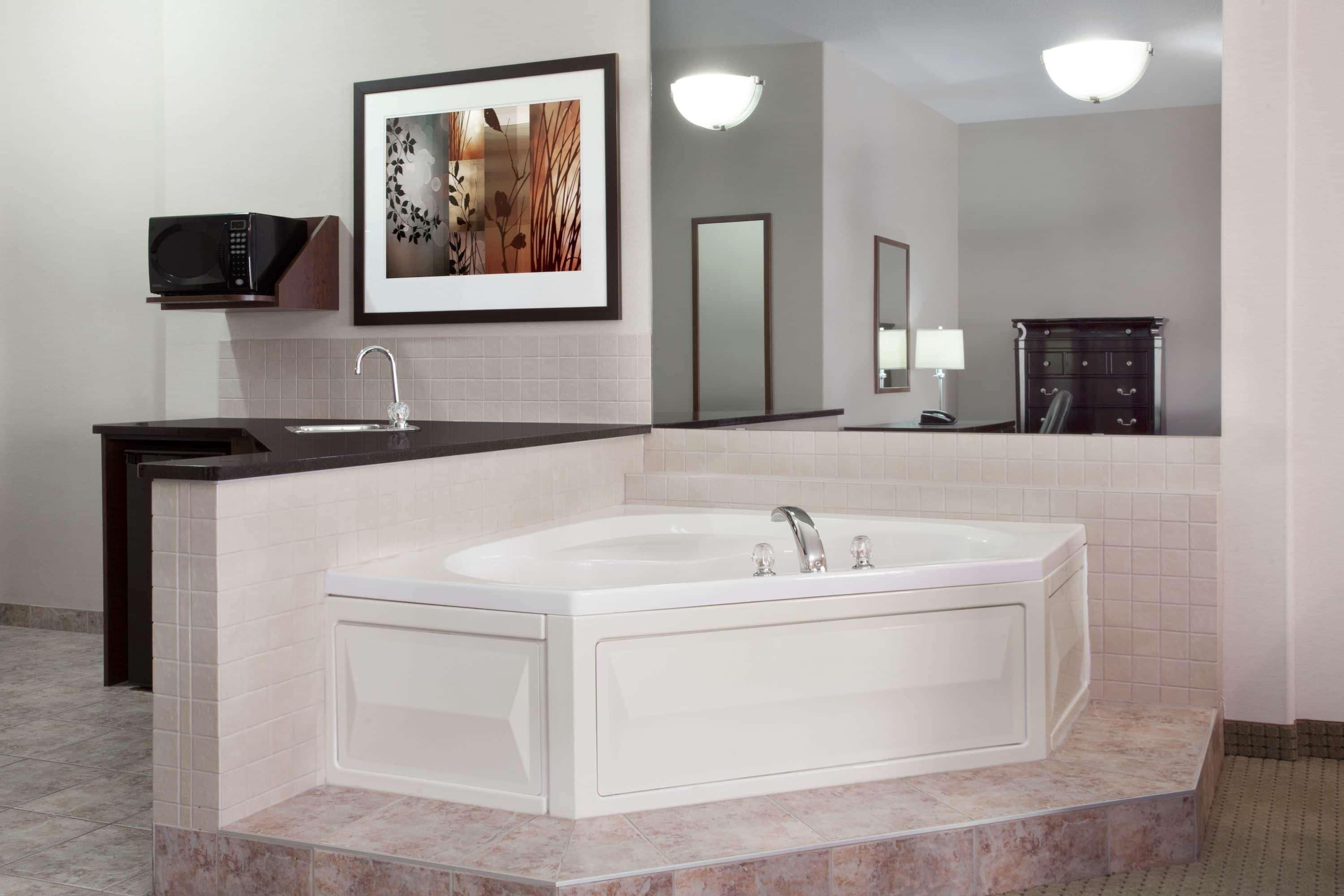 מלון Ramada By Wyndham Weyburn מראה חיצוני תמונה