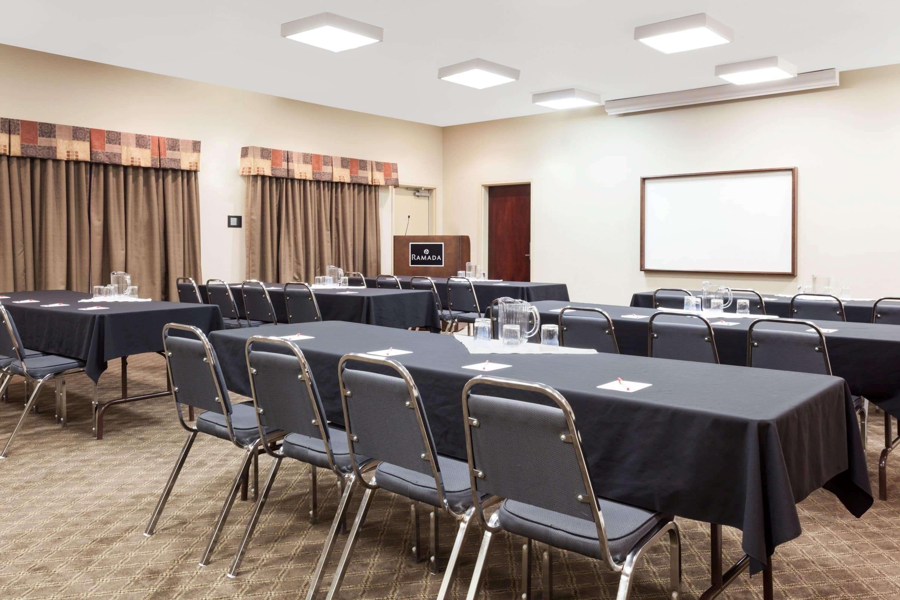מלון Ramada By Wyndham Weyburn מראה חיצוני תמונה
