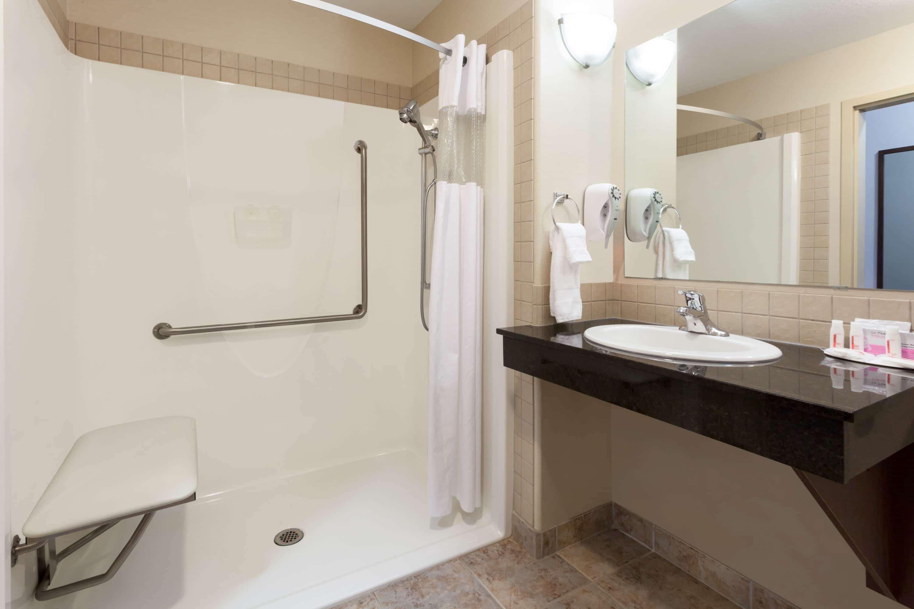 מלון Ramada By Wyndham Weyburn מראה חיצוני תמונה