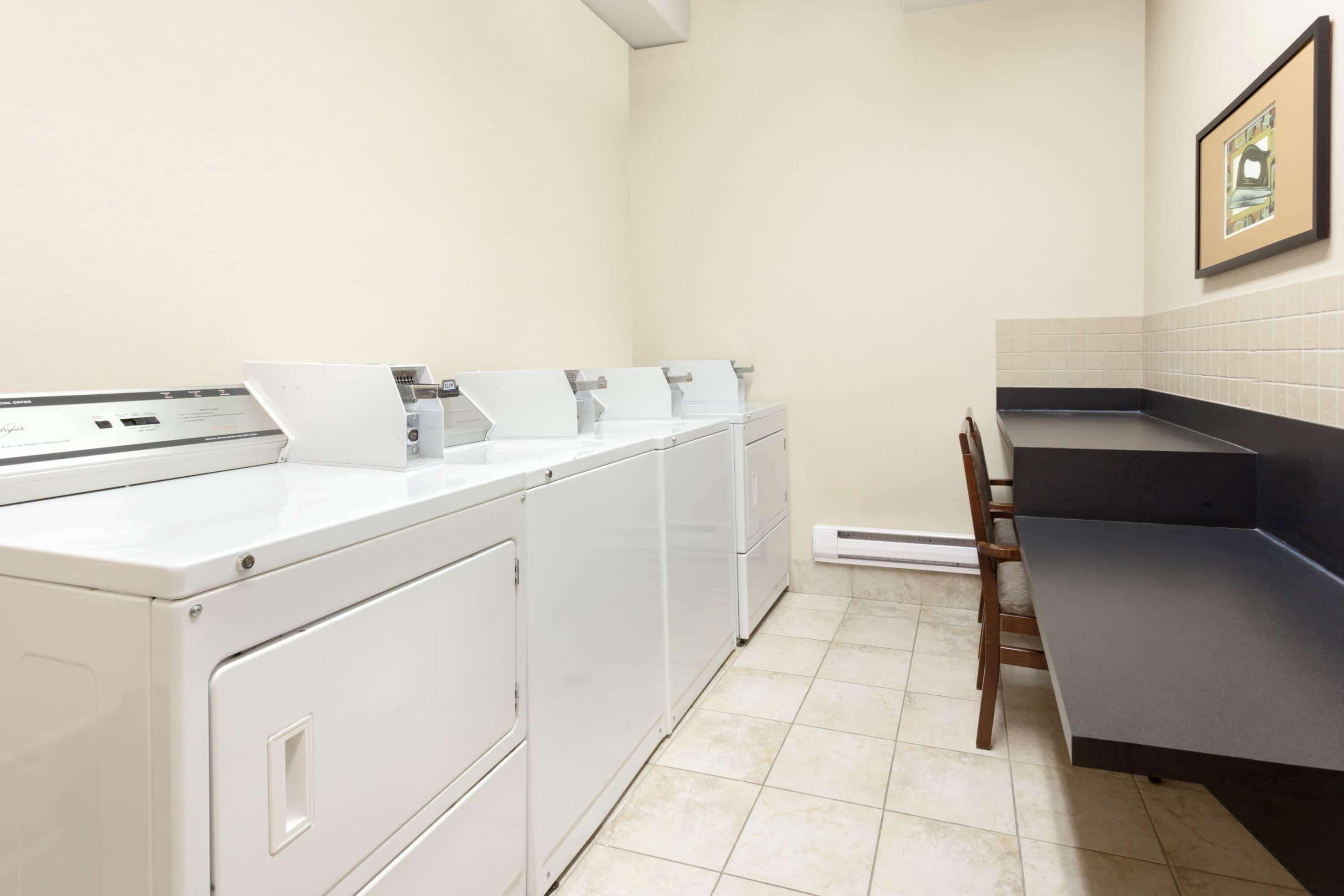 מלון Ramada By Wyndham Weyburn מראה חיצוני תמונה