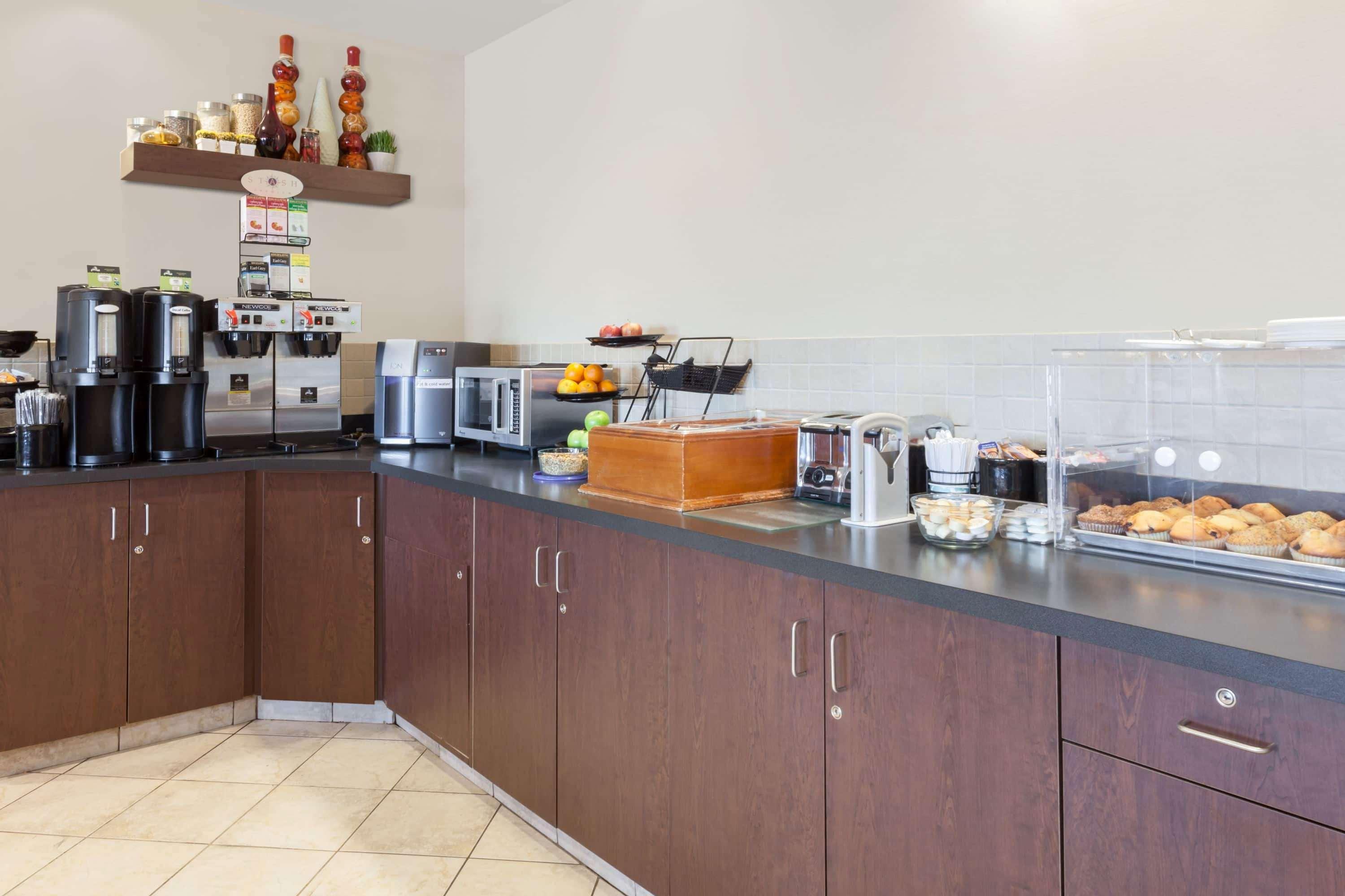 מלון Ramada By Wyndham Weyburn מראה חיצוני תמונה