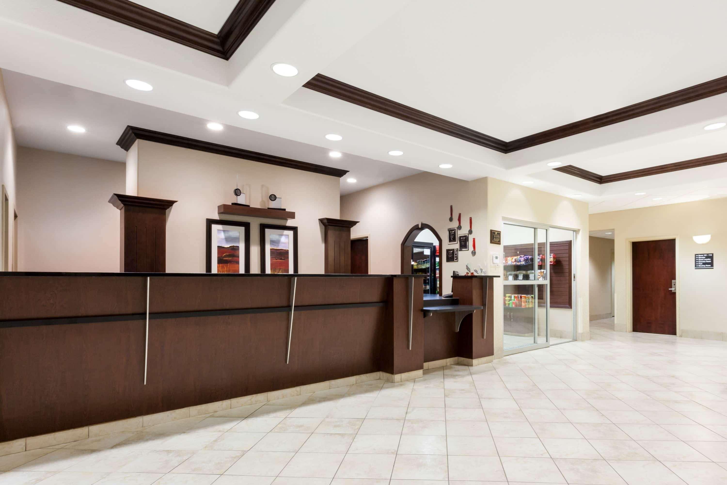 מלון Ramada By Wyndham Weyburn מראה חיצוני תמונה