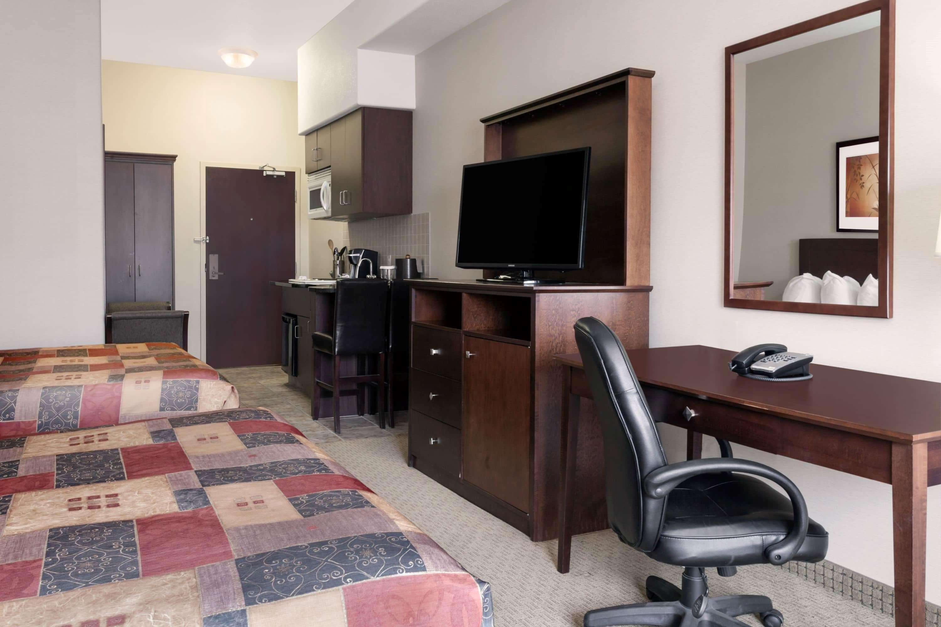 מלון Ramada By Wyndham Weyburn מראה חיצוני תמונה