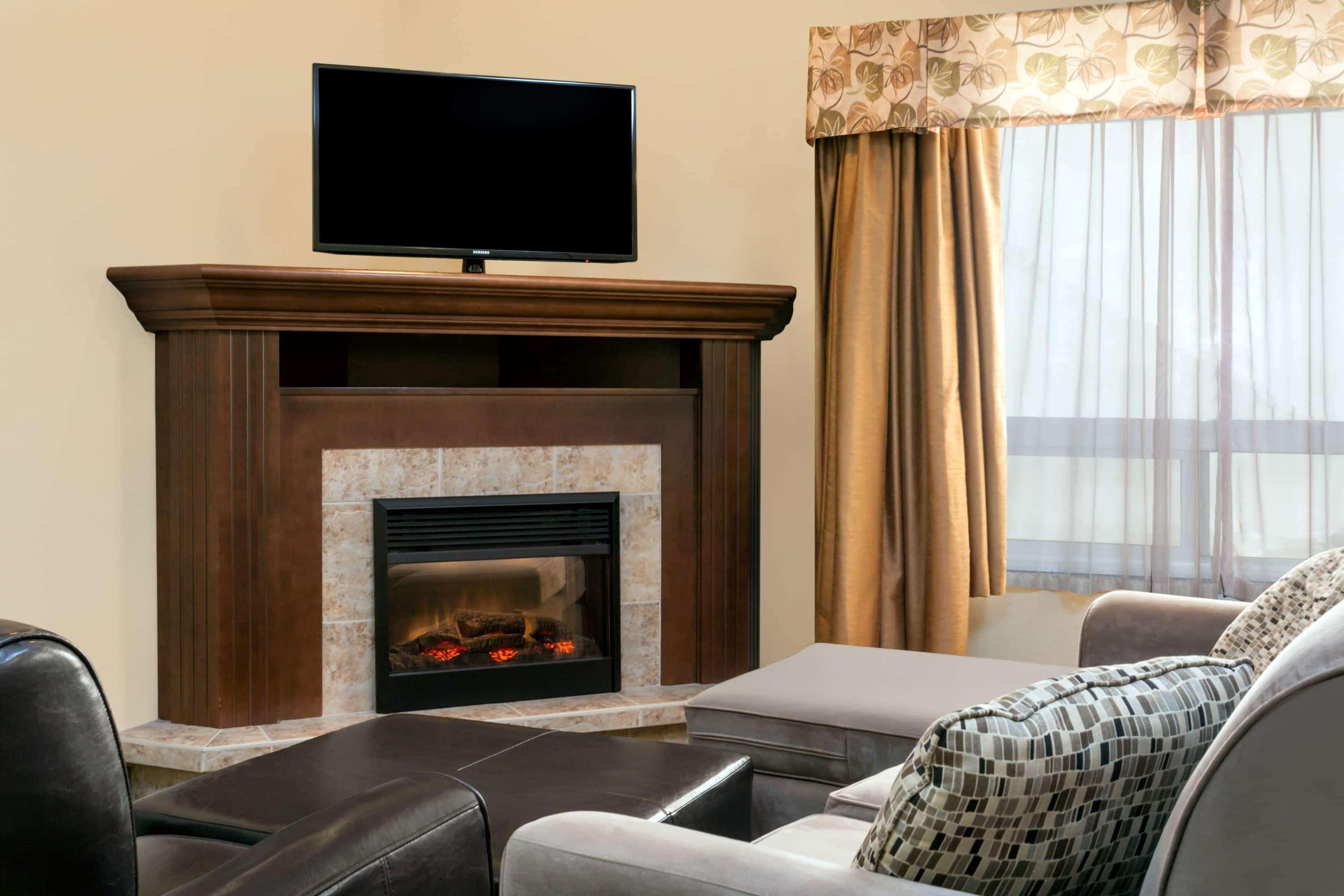 מלון Ramada By Wyndham Weyburn מראה חיצוני תמונה