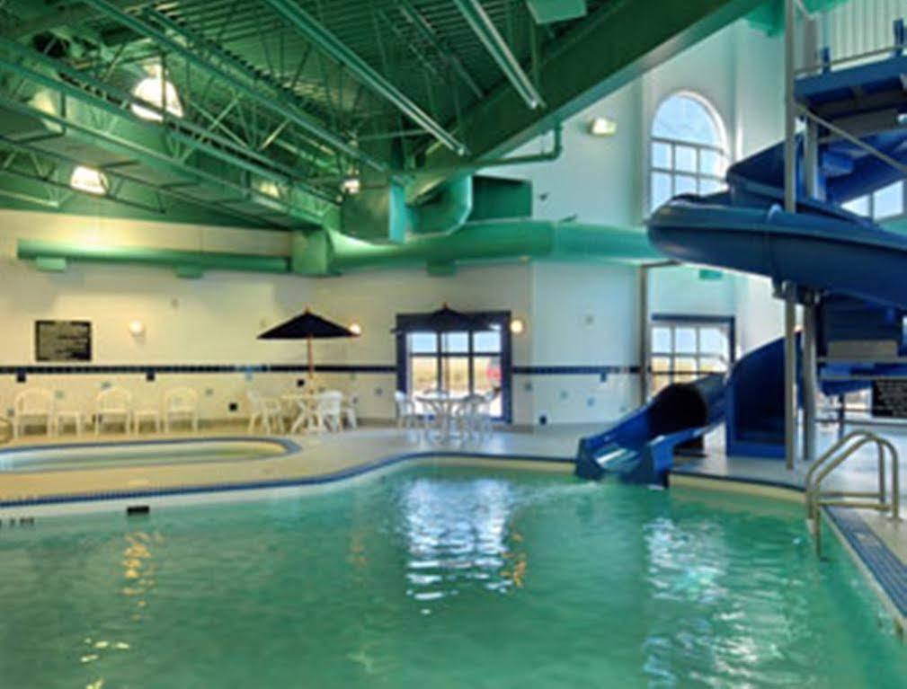 מלון Ramada By Wyndham Weyburn מראה חיצוני תמונה