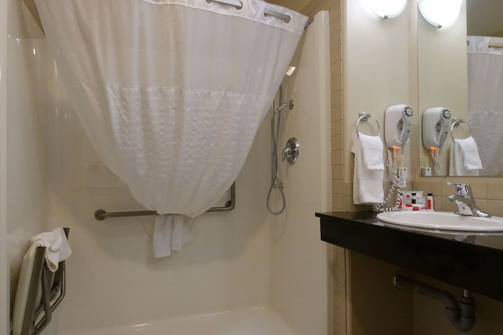 מלון Ramada By Wyndham Weyburn מראה חיצוני תמונה